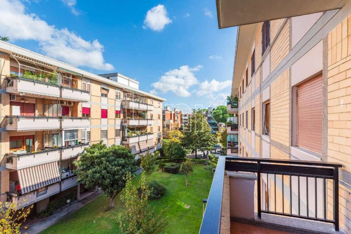 Appartamento in vendita via Comano,Roma