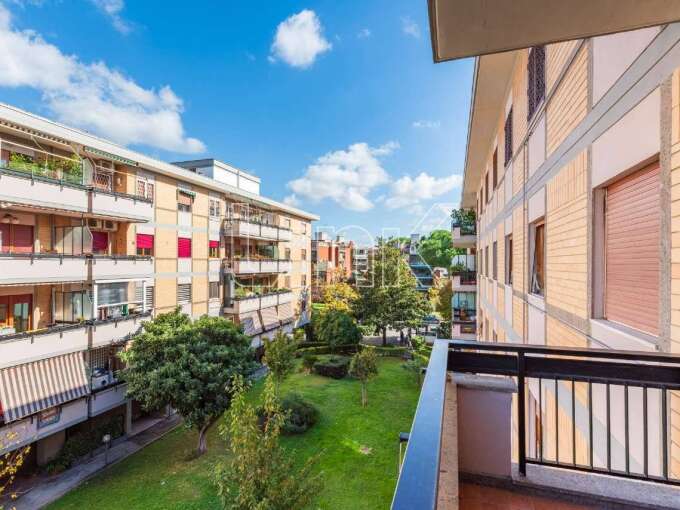 Appartamento in vendita via Comano,Roma