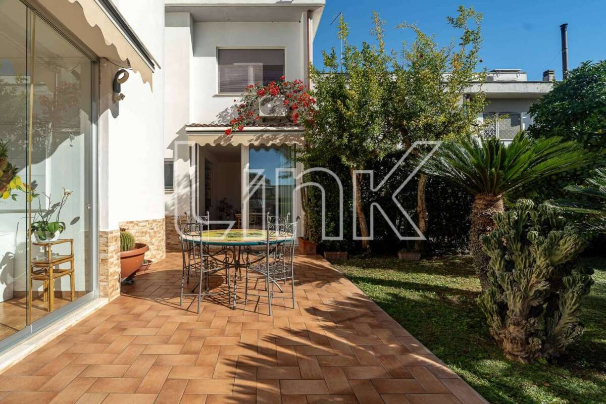 Villa in vendita via Luson, Roma