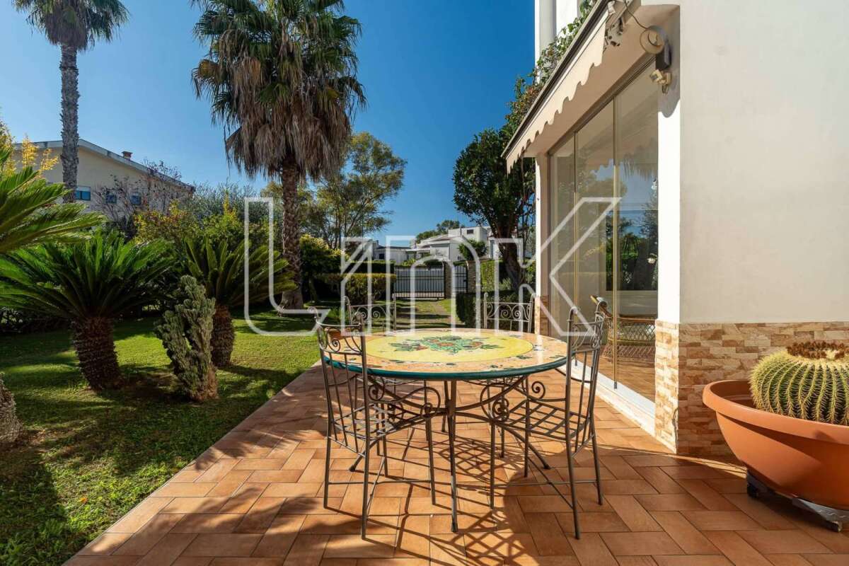 Villa in vendita via Luson, Roma