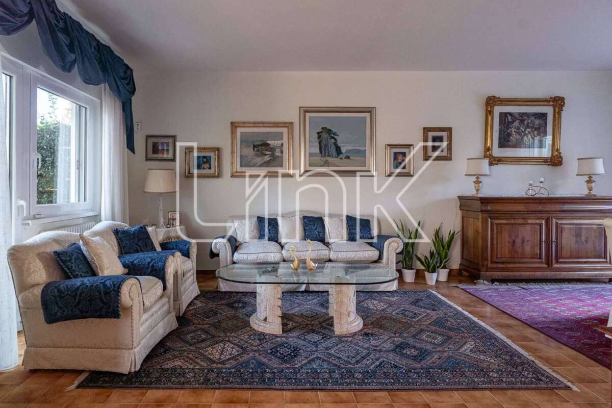 Villa in vendita via Luson, Roma