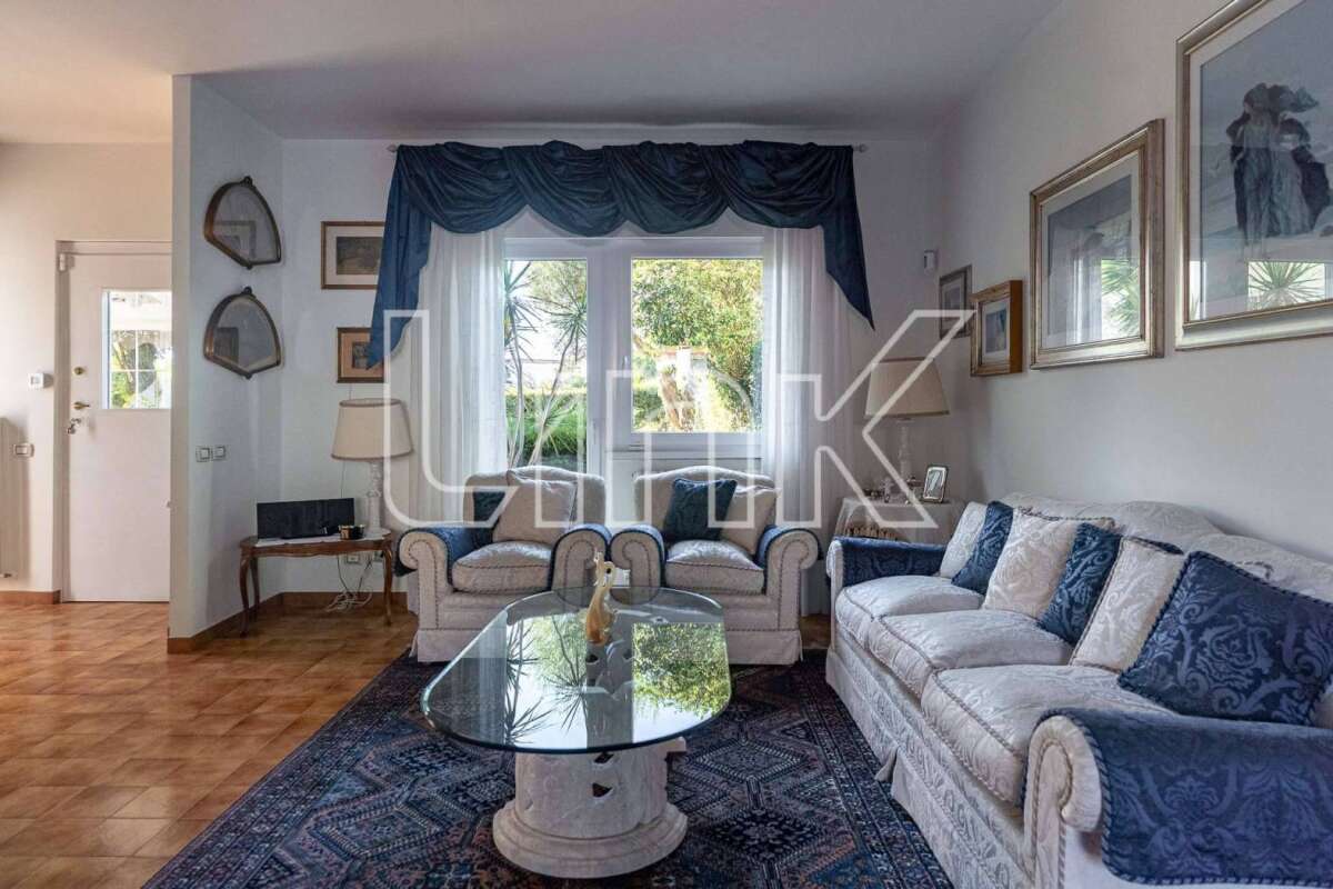 Villa in vendita via Luson, Roma