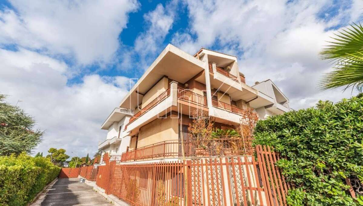 Villa quadrifamiliare in vendita in via Aristofane, Roma