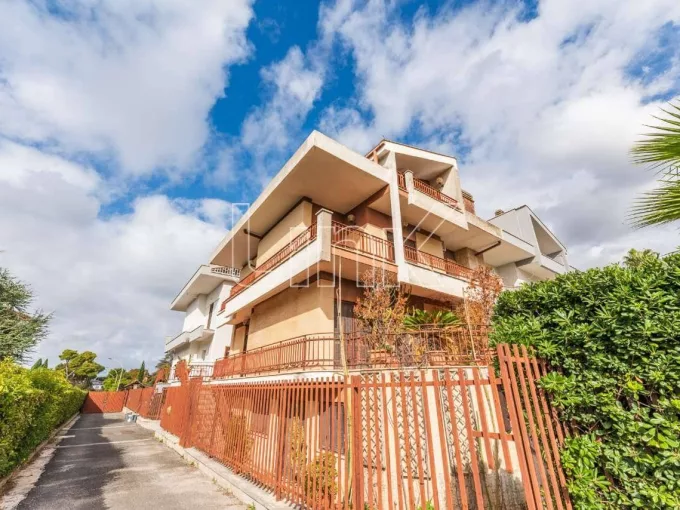 Villa quadrifamiliare in vendita in via Aristofane, Roma