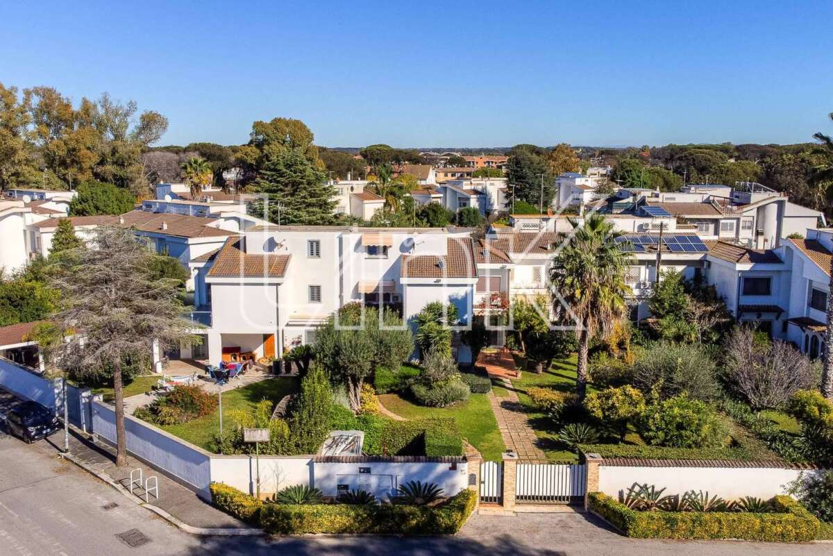 Villa in vendita via Luson, Roma