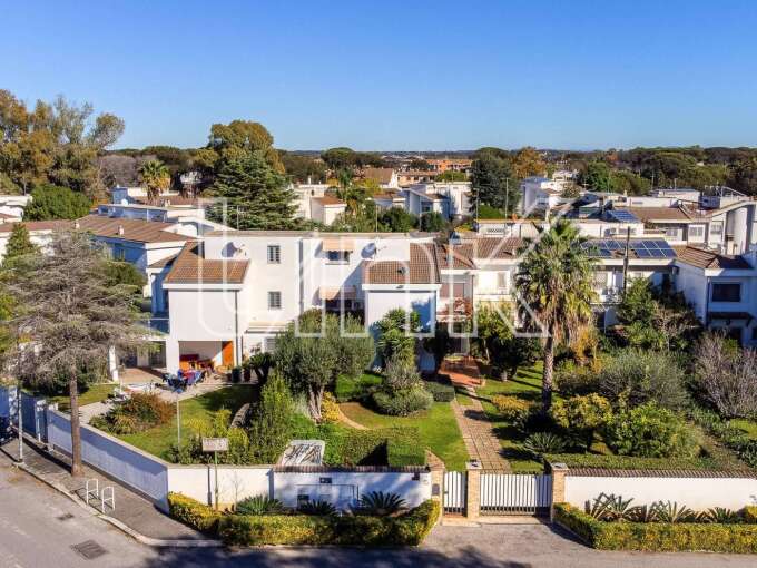 Villa in vendita via Luson, Roma