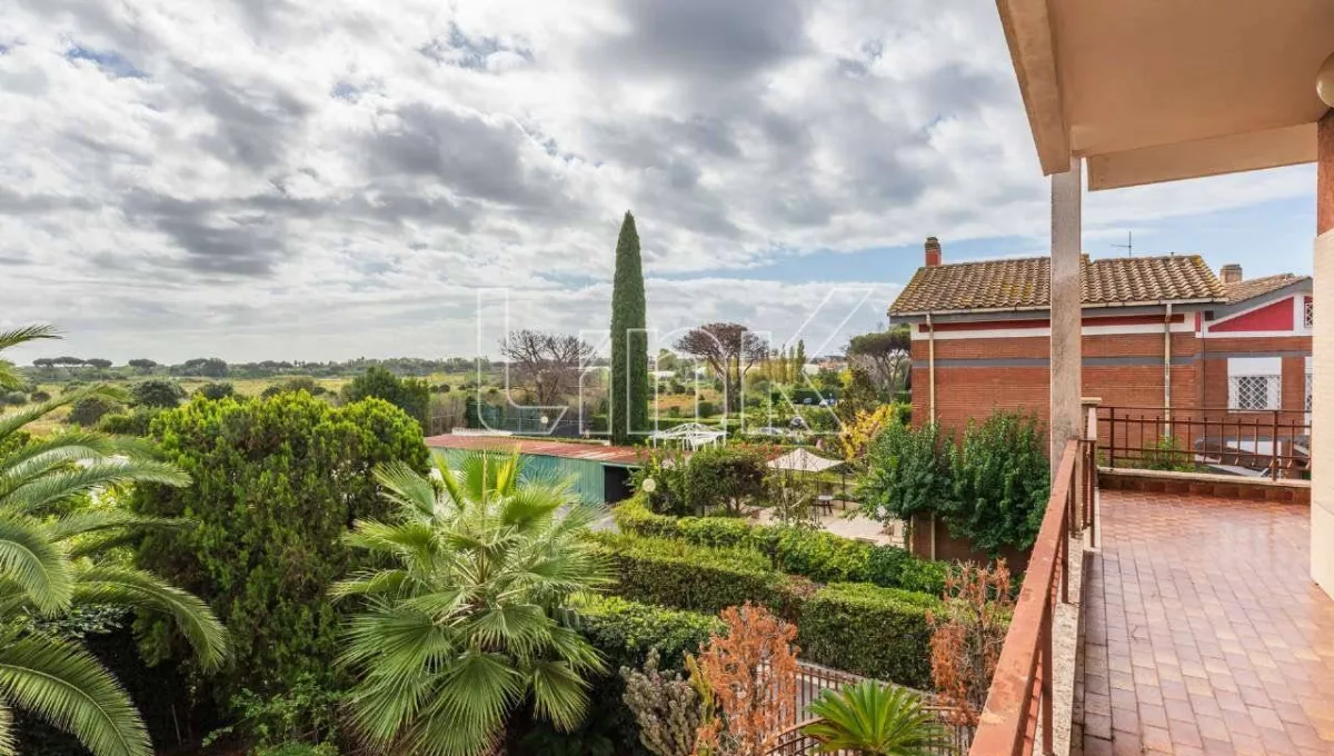 Villa quadrifamiliare in vendita in via Aristofane, Roma