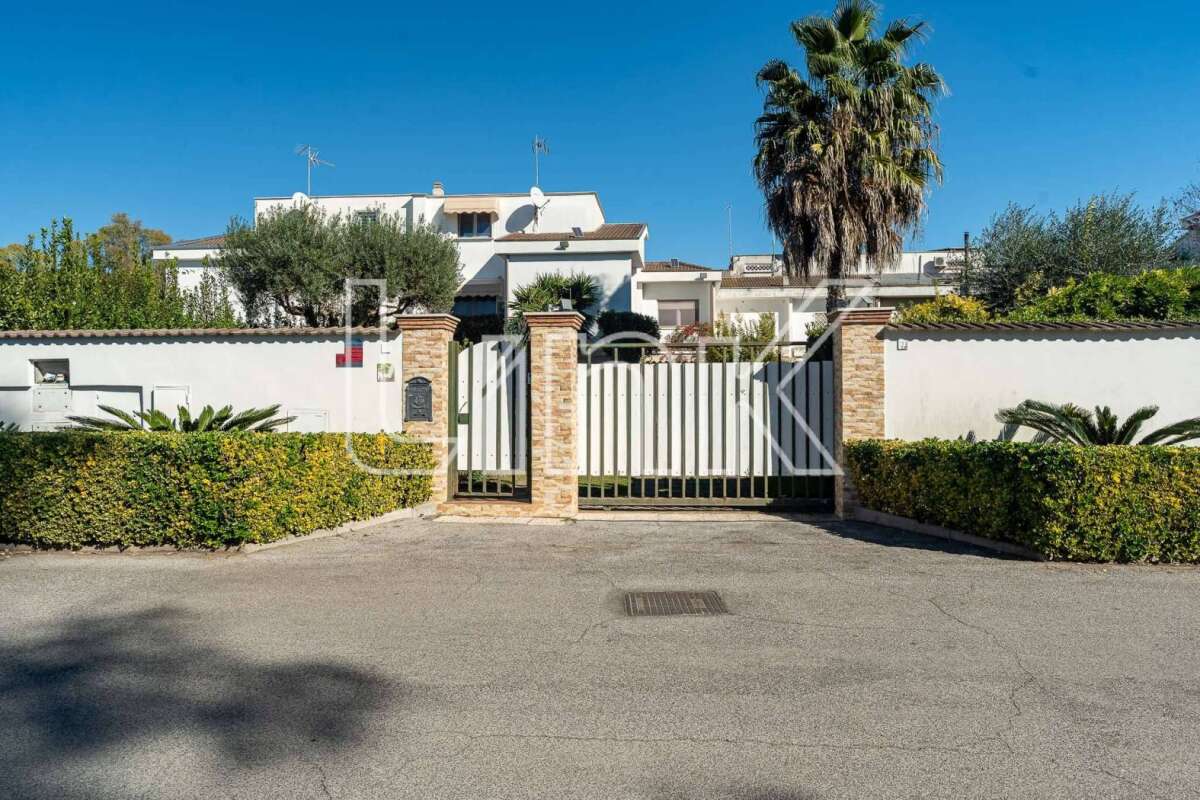 Villa in vendita via Luson, Roma