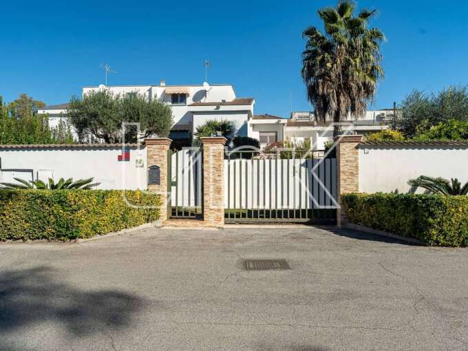 Villa in vendita via Luson, Roma