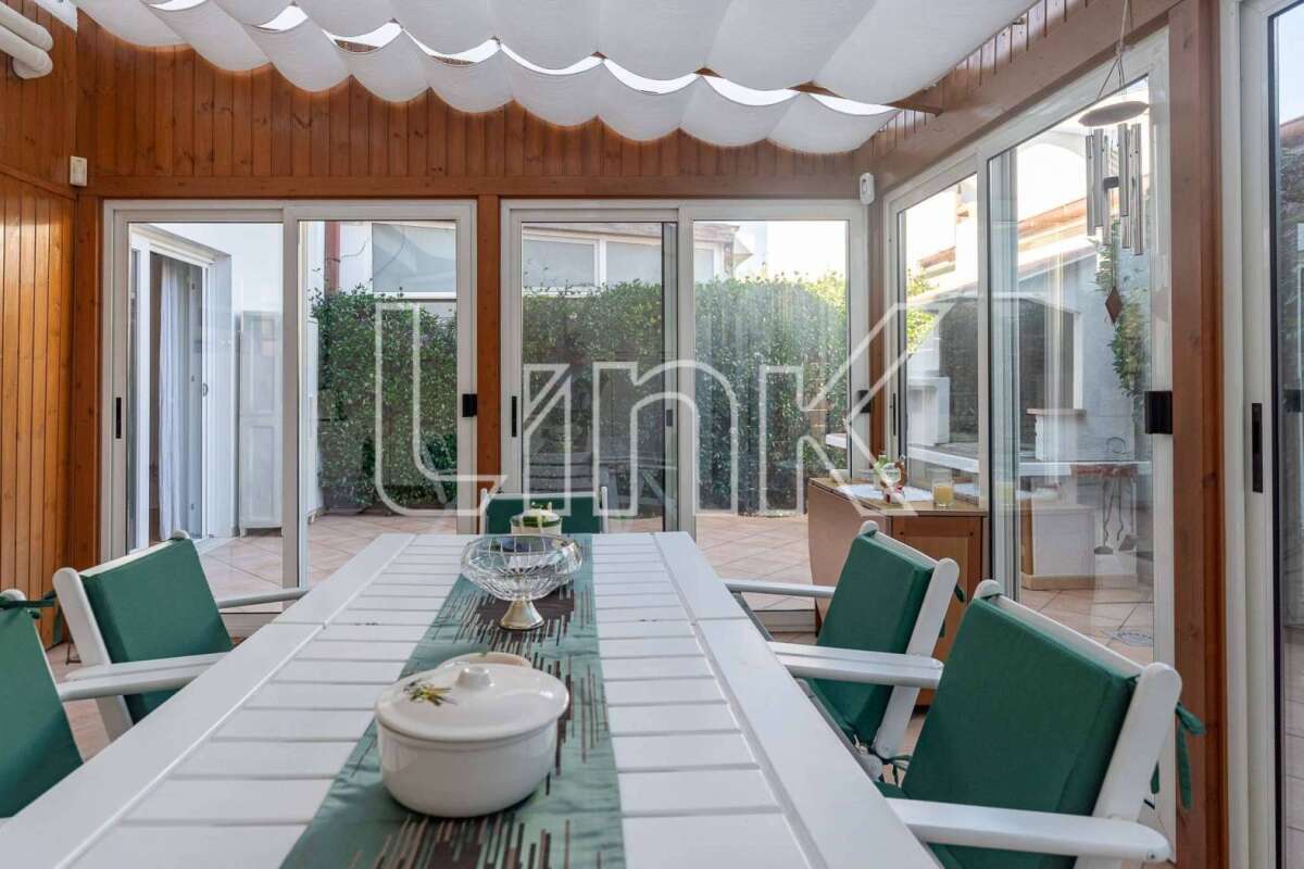 Villa in vendita via Luson, Roma