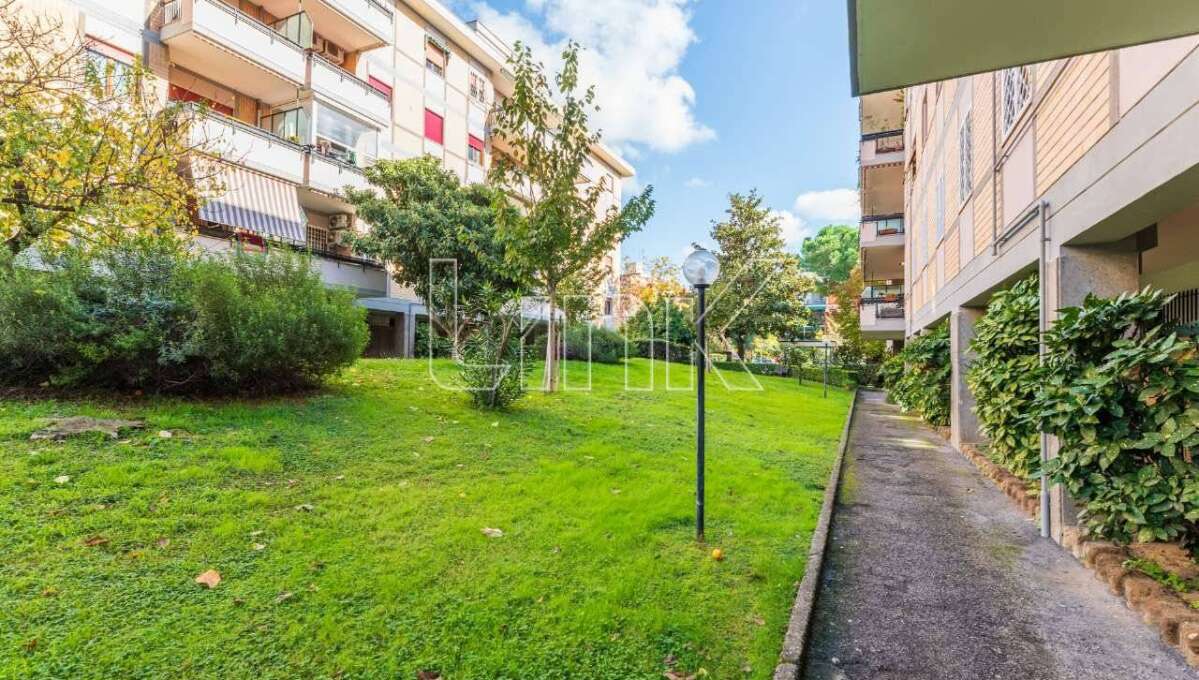 Appartamento in vendita via Comano,Roma
