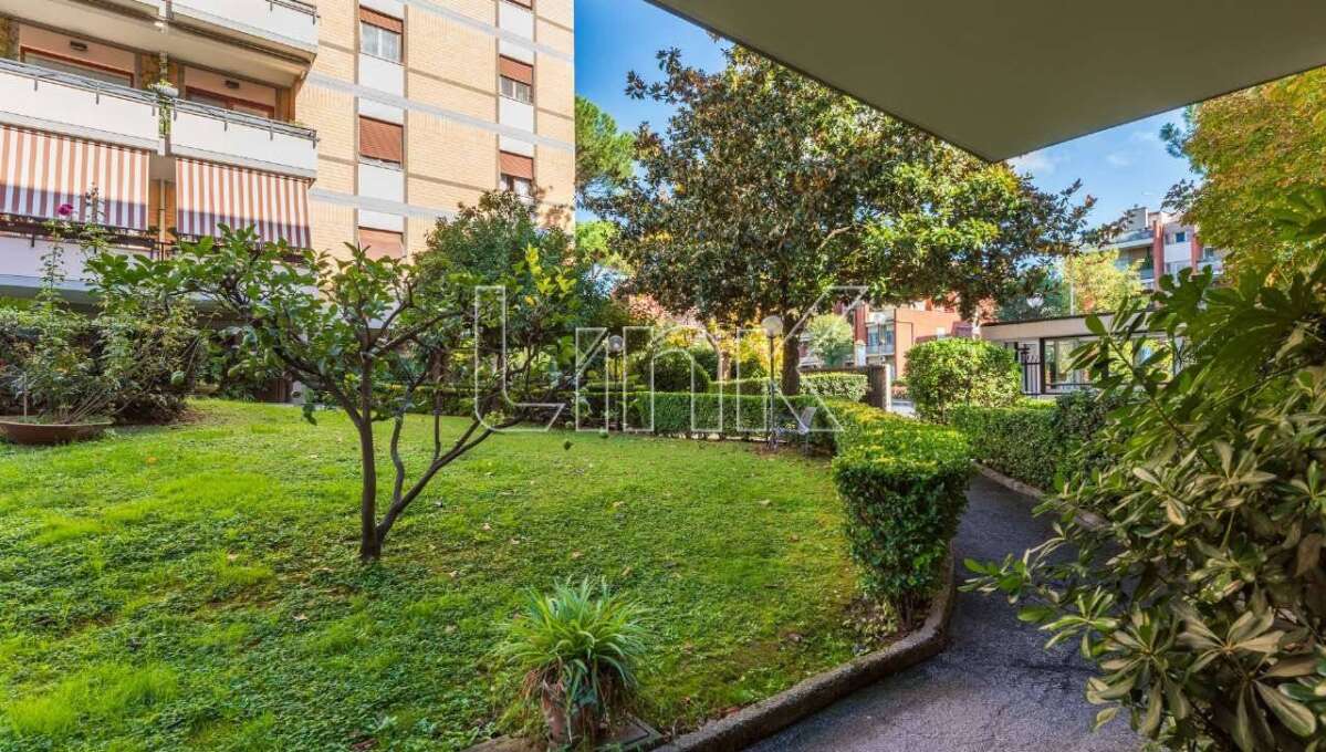 Appartamento in vendita via Comano,Roma