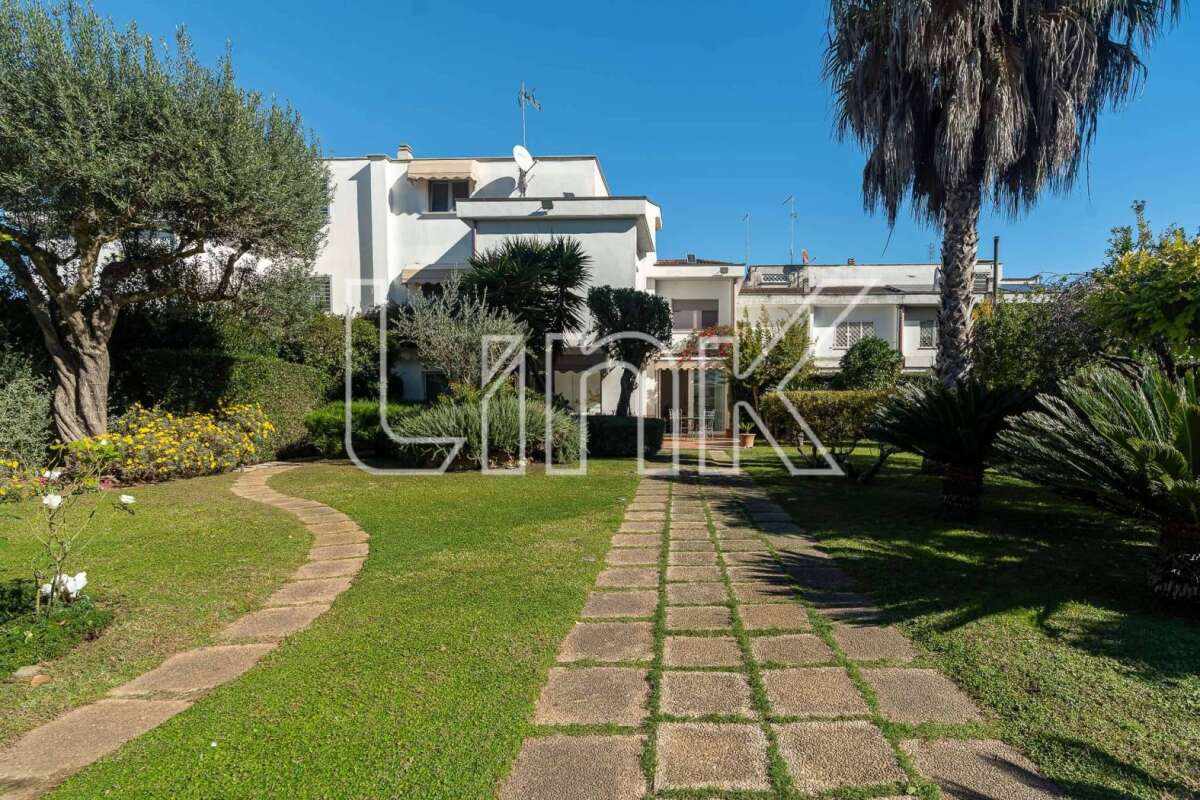 Villa in vendita via Luson, Roma
