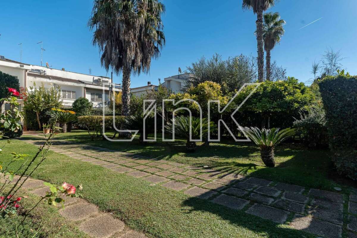 Villa in vendita via Luson, Roma