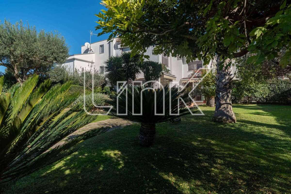 Villa in vendita via Luson, Roma