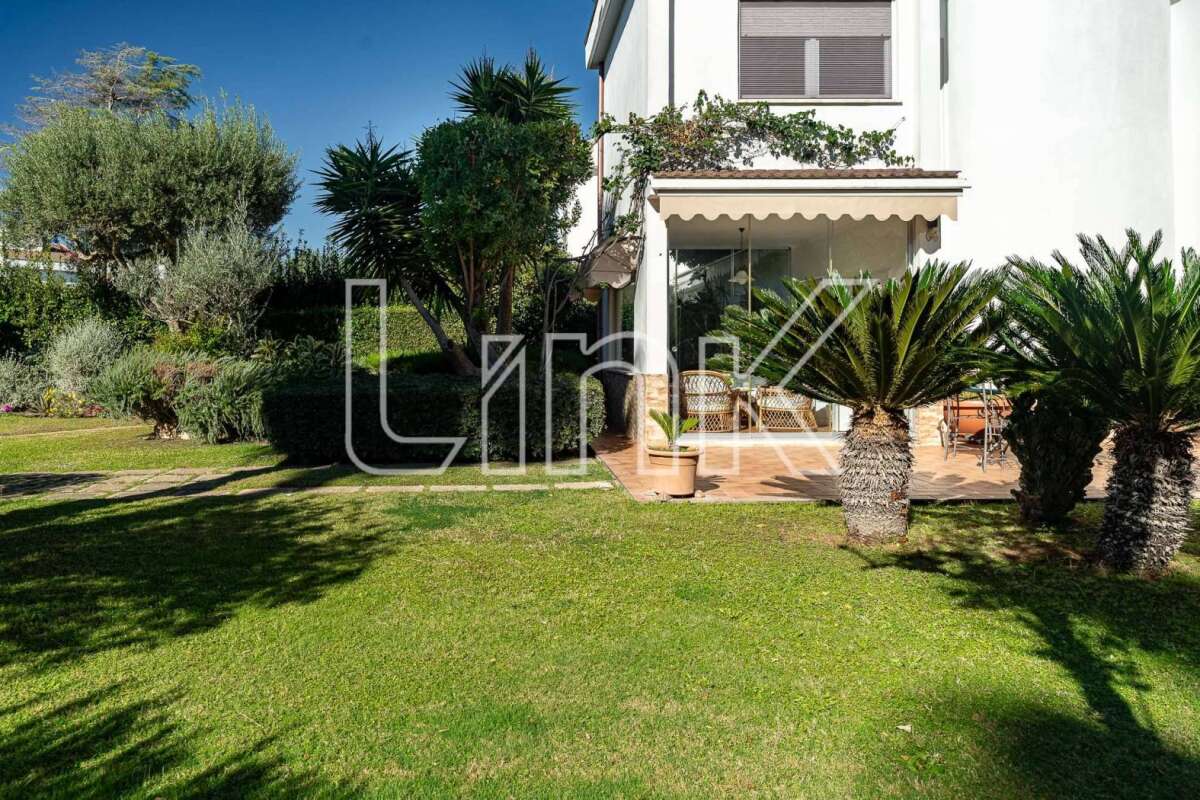 Villa in vendita via Luson, Roma